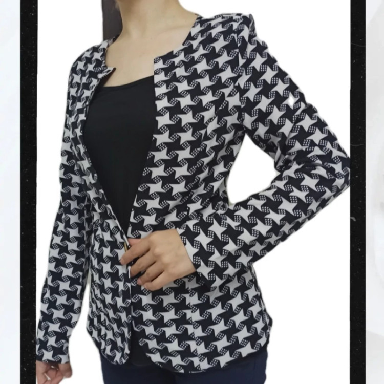 17-کت مجلسی دخترانه طرح پیغازی سفید مشکی تک دکمه آستین بلند