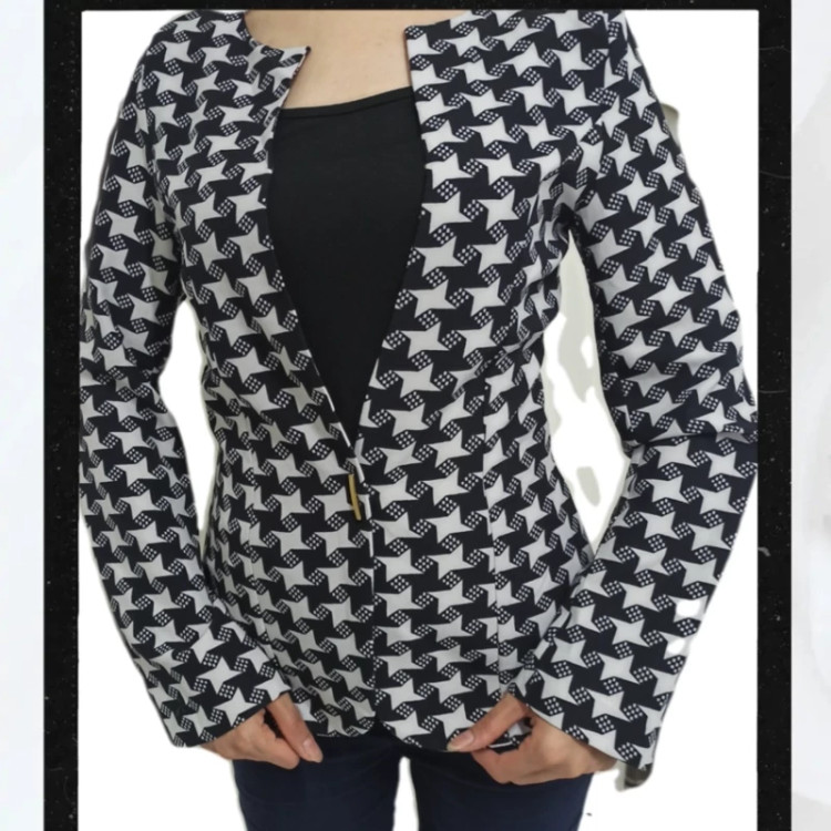 17-کت مجلسی دخترانه طرح پیغازی سفید مشکی تک دکمه آستین بلند